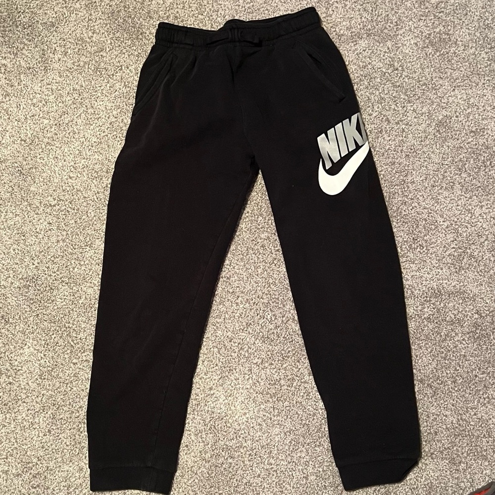 YOUTH (XL) - Nike Black Joggers/Sweatpants | SIZE (XL) (Y)